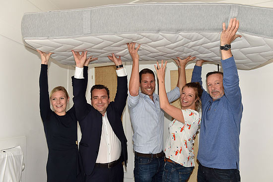Andrea M&uuml;hlbauer, Falk Raudis, Dr. Max Fischer,, Nina Eichinger und Michael  Rollbeim 1. WELTMATRATZENWENDE TAG im Hotel  Louis am Viktualienmarkt M&uuml;nchen  17.04.2018 ,  &copy;Foto: BrauerPhotos/Sabine Brauer